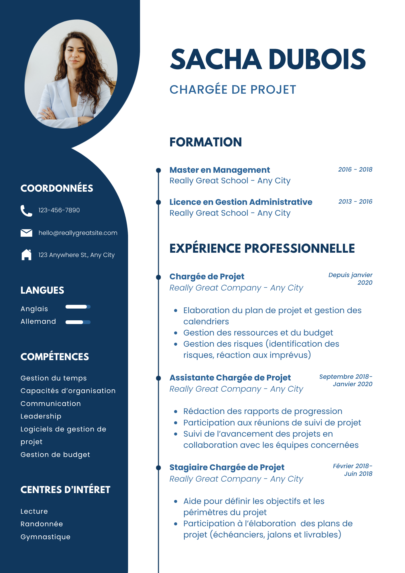 CV à deux colonnes : barre latérale bleue avec coordonnées, langues et compétences, colonne principale avec formation et expérience