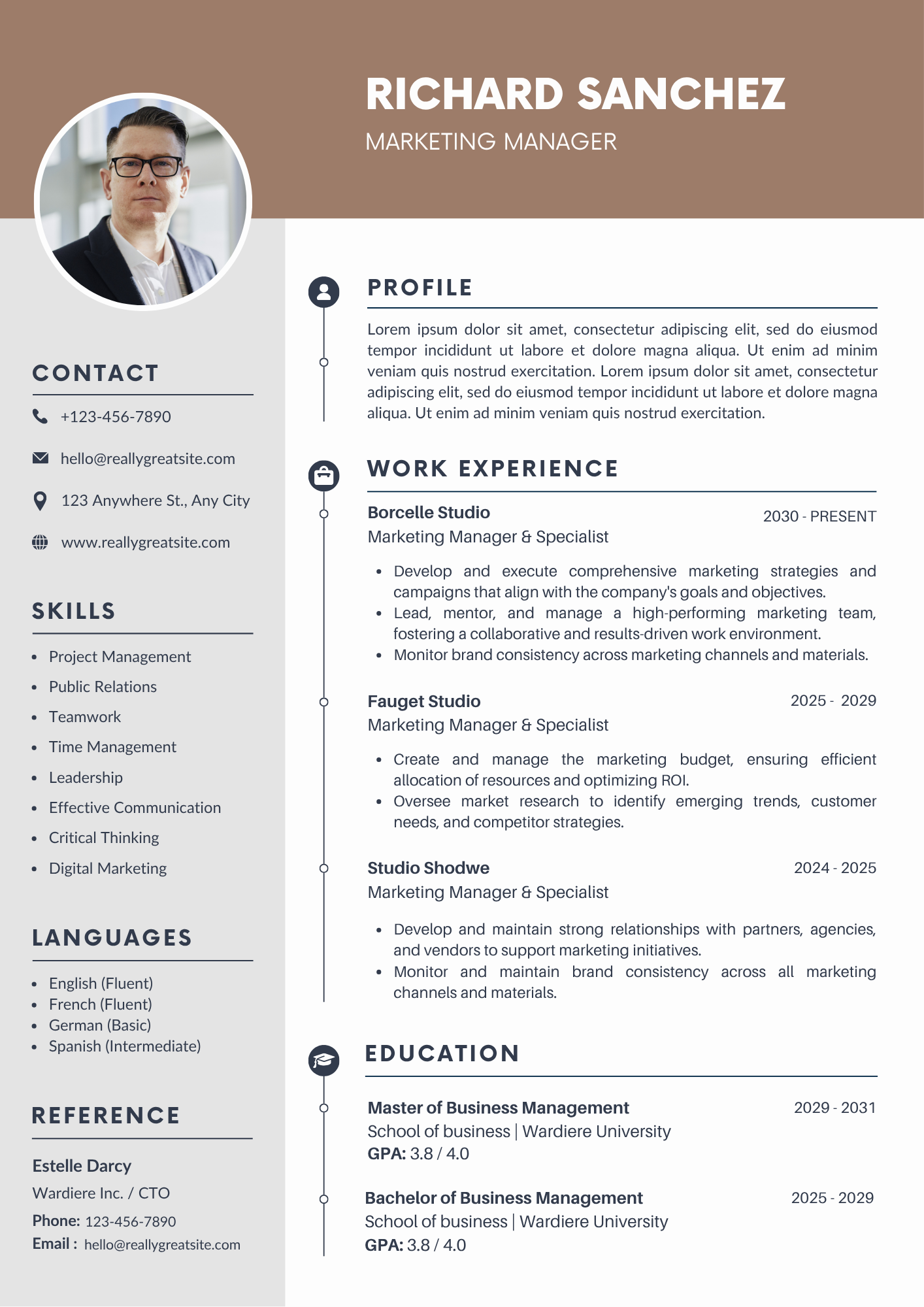 CV à deux colonnes : barre latérale grise avec contact, compétences et langues, colonne principale avec profil, expérience et formation